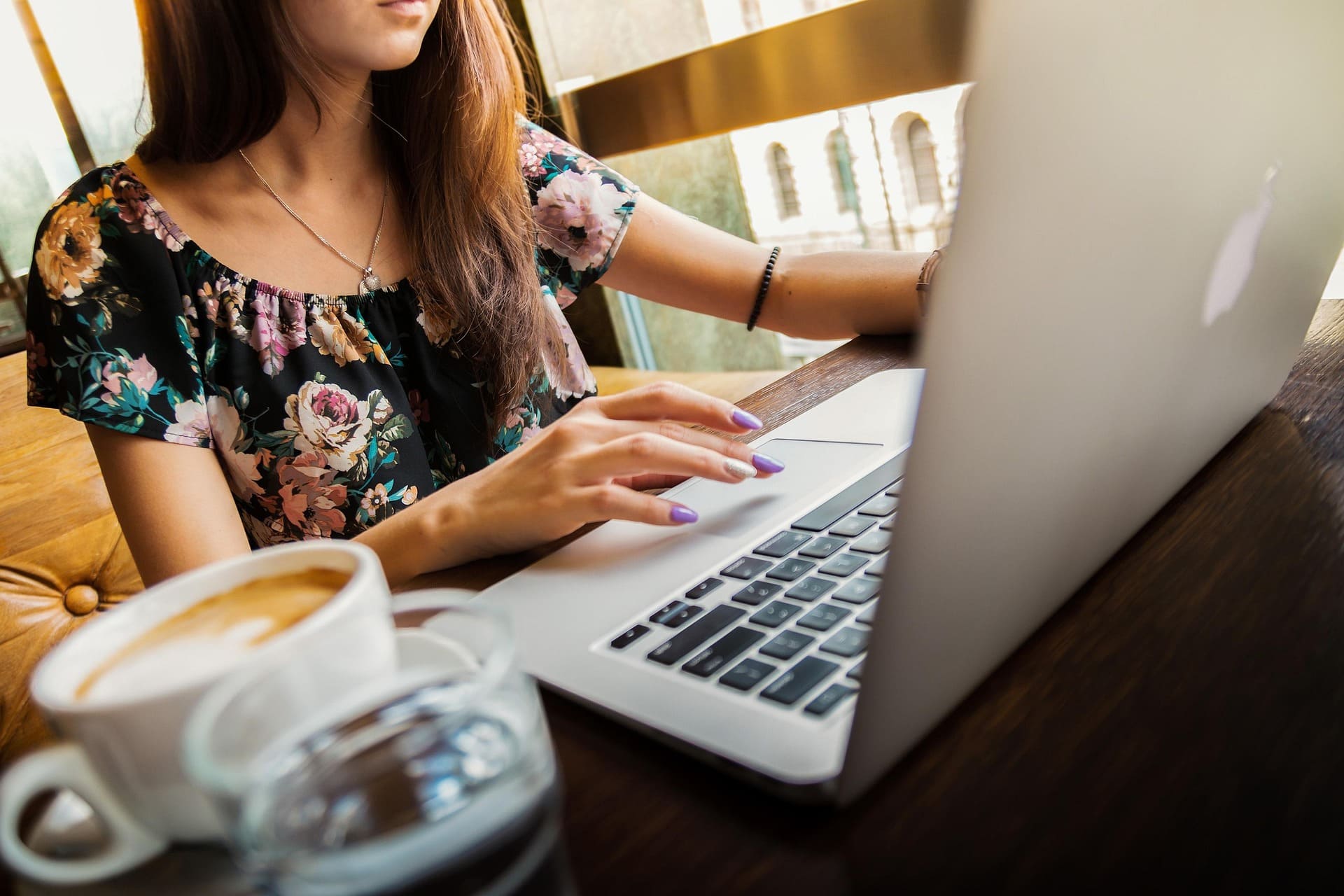Assistant administratif virtuel travaillant à distance pour une entreprise