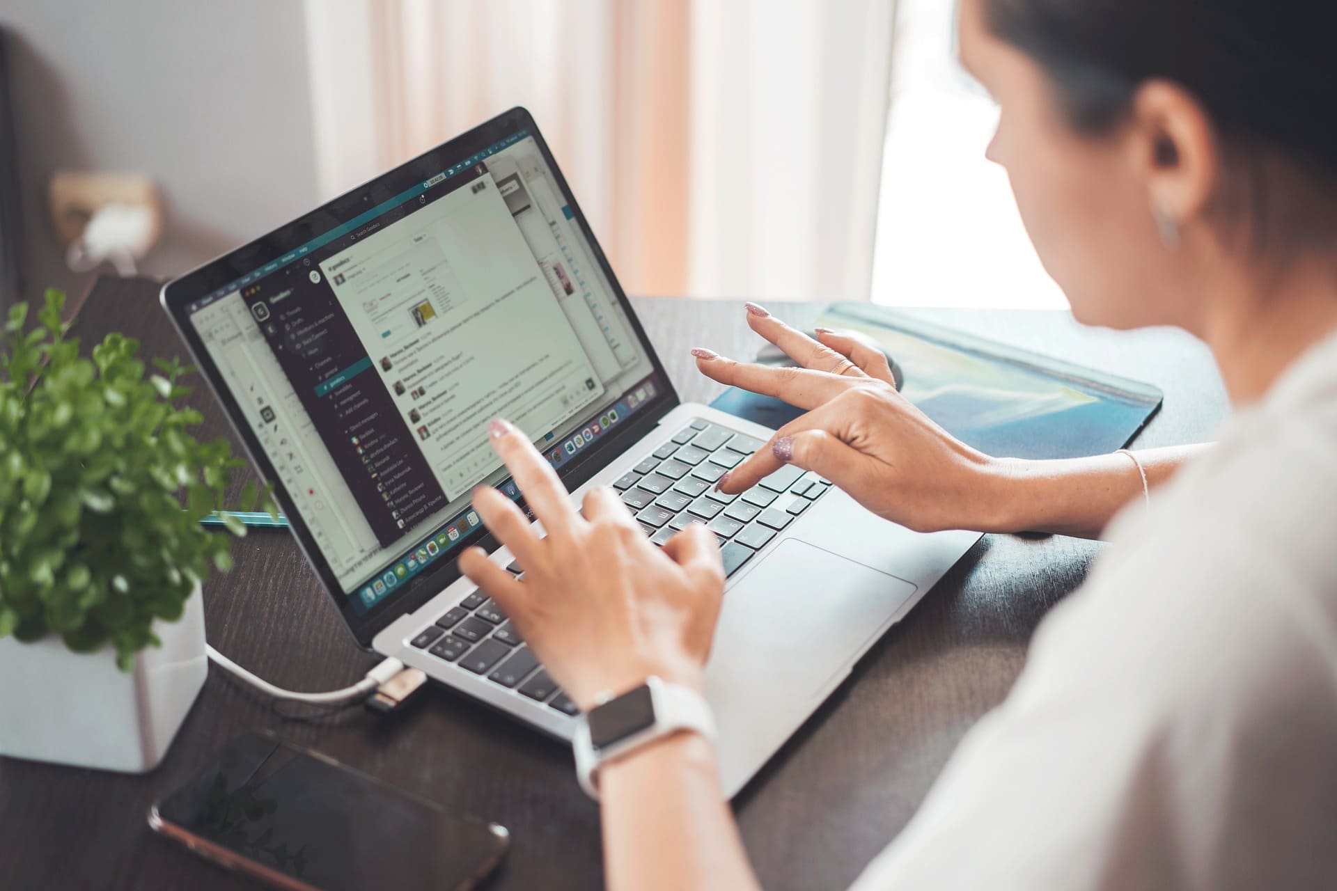 Assistant virtuel e-commerce travaillant à distance sur une boutique en ligne